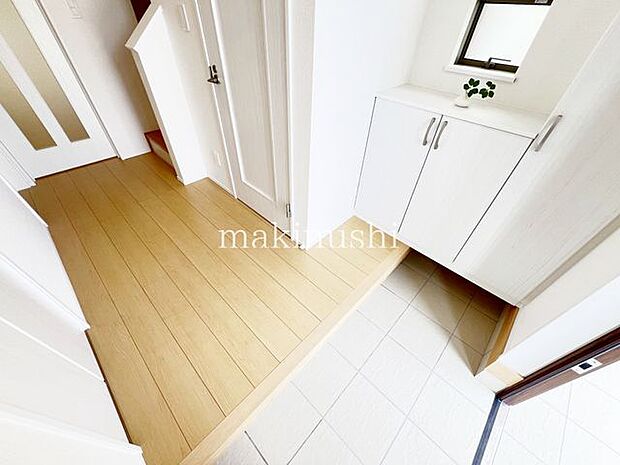 ・採光がふんだんに取れている玄関は自然光で明るいです。