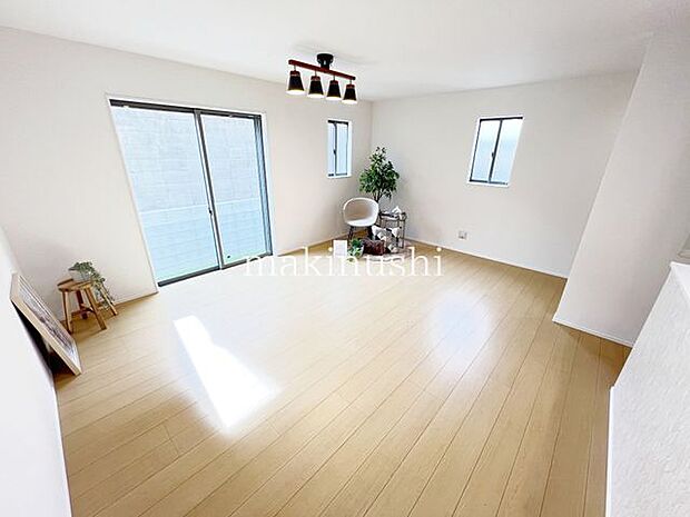 ・忙しい朝も家族が揃って食事をして頂けるダイニングスペース。美味しいお料理と家族の会話が楽しめます。