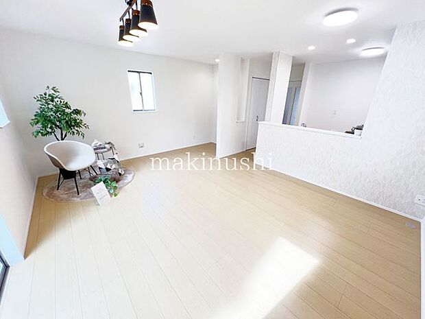 ・陽光でリビングは陽だまりの暖かさ、爽やかな風も満喫できる心地よい空間です。