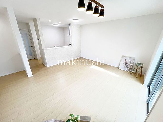 ・忙しい朝も家族が揃って食事をして頂けるダイニングスペース。美味しいお料理と家族の会話が楽しめます。