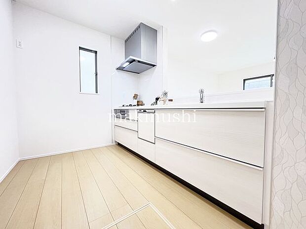 ・新しいお料理にチャレンジしたくなるピカピカのシステムキッチン、機能性と収納力のあるキッチンなら調理も快適にできます。