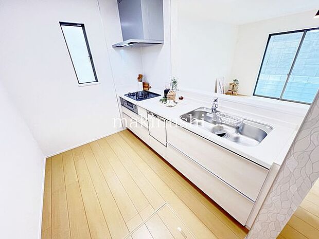 ・対面式キッチンなのでリビングにいるご家族とコミュニケーションを取りながら洗い物や、お料理が楽しめそうですね。