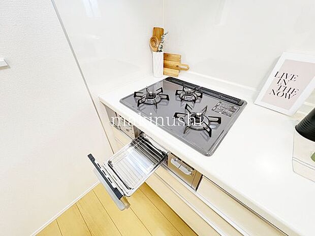 ・煮込みや炒め物等、異なる調理を同時進行できる三口コンロ。手早くお料理して時間を節約したい方に必須の設備です。