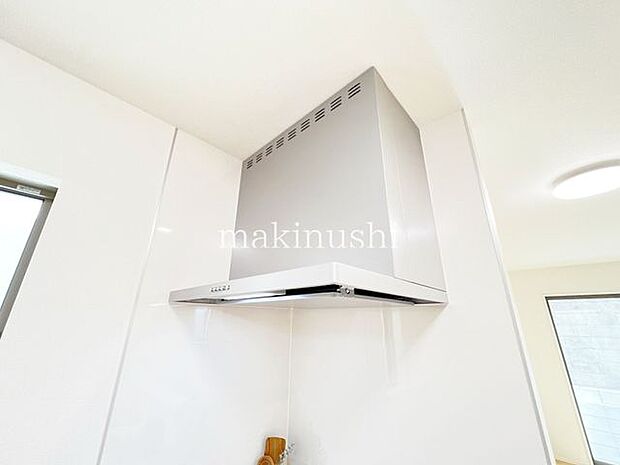 ・静かなシロッコファン搭載キッチンです。煙をしっかり集めて強力な換気。お掃除も楽で嬉しいですね。