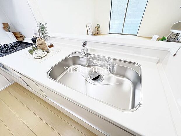 ・浄水器付きでミネラルウォーターの買い置き不要！おいしい水を手軽に使えます　