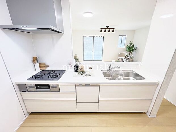 ・キッチンに窓があり、明るく開放的です、また換気もできてニオイや煙がこもりません。