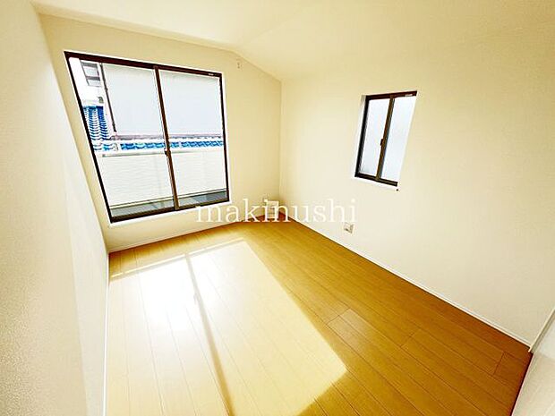 ・2面採光の明るいお部屋、お日様の光とさわやかな風をたっぷり取り込めます。気になるお部屋の換気もしっかりできますね。