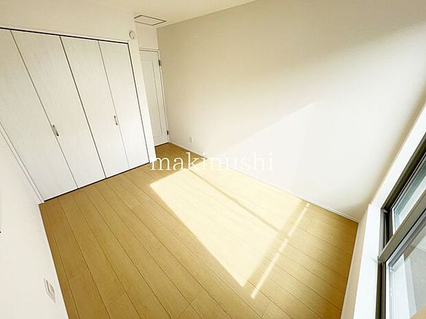 ・両面から光を取り込むことが出来る洋室です。ご夫婦の寝室にいいかがでしょうか？