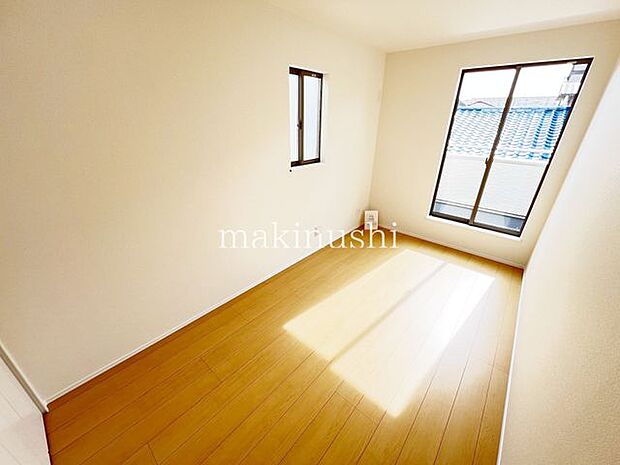 ・クローゼット付きの洋室、お気に入りの洋服を畳まず収納できます、収納ボックスなどを配置して使えば、多様な使い方が出来、収納の幅が広がります。