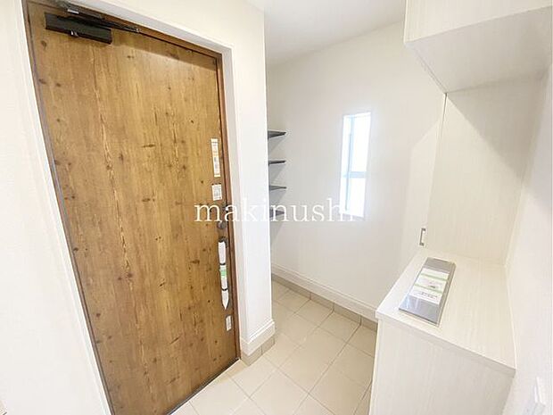 ・収納力のあるシューズボックスで玄関はスッキリ。鏡付きなので毎朝、身だしなみもチェックできますね。