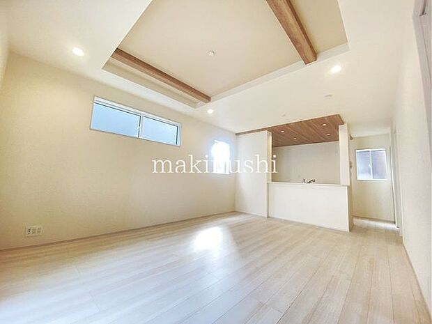 ・忙しい朝も家族が揃って食事をして頂けるダイニングスペース。美味しいお料理と家族の会話が楽しめます。