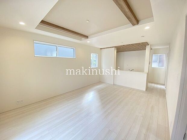 ・陽光でリビングは陽だまりの暖かさ、爽やかな風も満喫できる心地よい空間です。