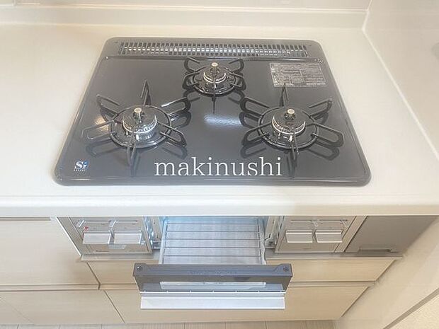 ・煮込みや炒め物等、異なる調理を同時進行できる三口コンロ。手早くお料理して時間を節約したい方に必須の設備です。