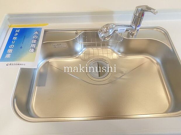 キッチン　ゆったりしたキッチンスペースです。食器棚なども十分配置出来ます。　主婦に配慮した家事動線現地にて確認下さい。