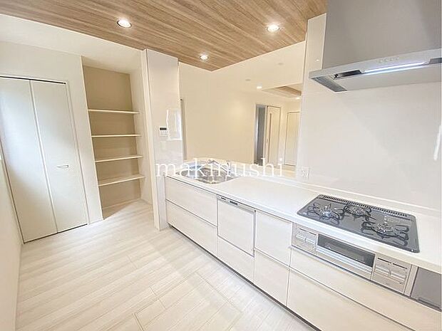 ・キッチンは後片付けおまかせの食洗機付き、余った時間は家族と過ごしたり、趣味の時間に使えます。