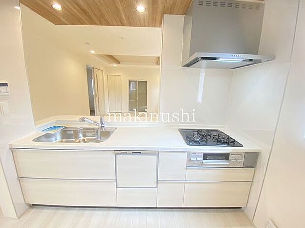 ・収納が豊富なシステムキッチンは調理道具をサッと取り出せて便利です。引き出し式であれば奥までしっかり使えます。