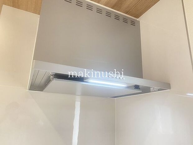 ・静かなシロッコファン搭載キッチンです。煙をしっかり集めて強力な換気。お掃除も楽で嬉しいですね。