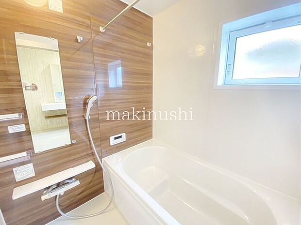 ・光が差し込む明るいバスルーム、換気ができ、カビ対策にもなりますね。