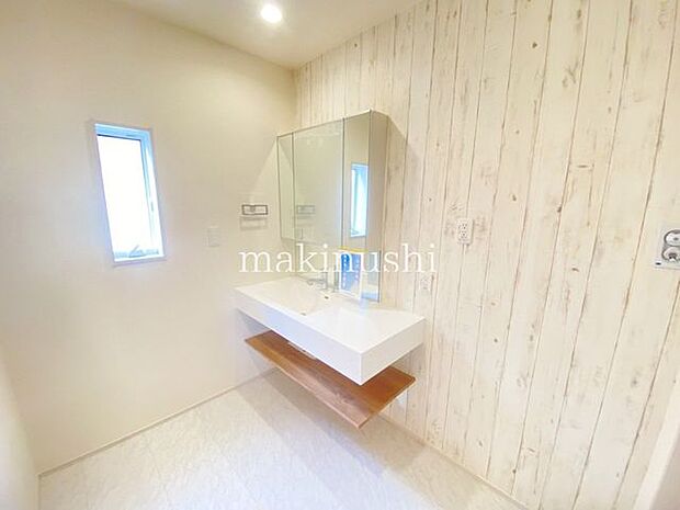 ・清潔感溢れるスタイリッシュなデザインの洗面化粧台。手元に洗顔料やメイク道具を置くスペースがあり便利です。