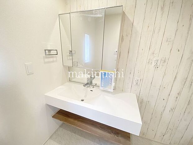 ・シャワー付き洗面台なので髪の毛や汚れに気付いた時にサッとお掃除できます。