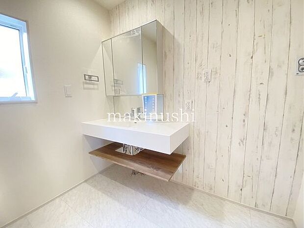 ・3面鏡の洗面化粧台、収納豊富なので歯磨きセットや洗顔料などもスッキリ収納できます。