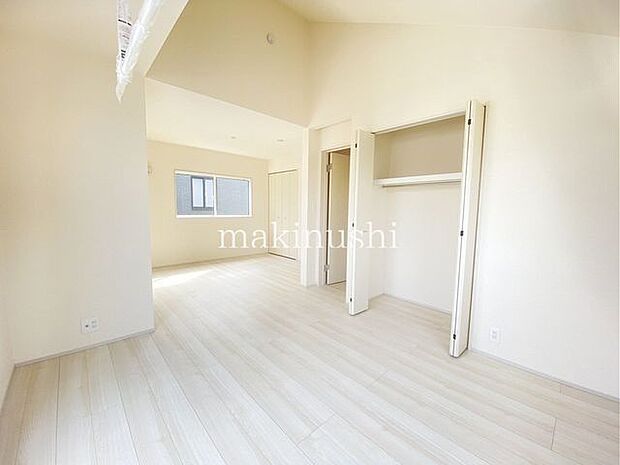 ・大きな窓から温かい光の差し込む居室、ぜひ現地にてご確認くださいませ。