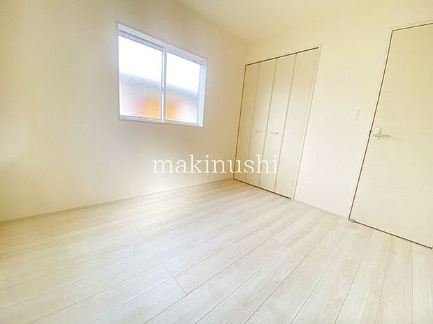 ・白いクロスがシンプルな洋室はアレンジしやすいので住まう人のセンスの見せ所です。お気に入りのインテリアで個性を演出できます。