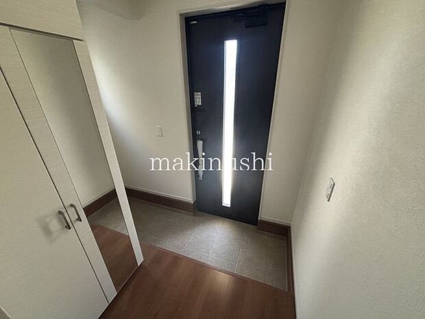 玄関収納力のあるシューズボックスで玄関はスッキリ。整頓された玄関から気持ち良くお出かけできます。