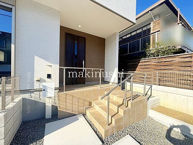 玄関アプローチのあるお洒落な玄関