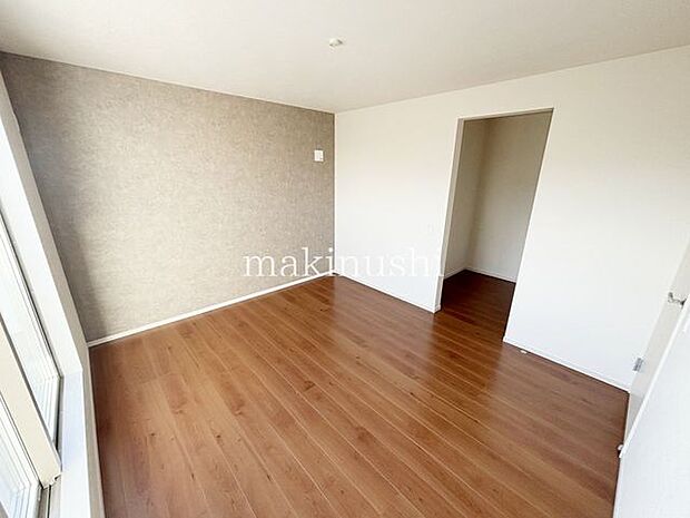 寝室光を取り込むことが出来る洋室です。ご夫婦の寝室にいいかがでしょうか?