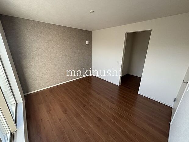 寝室光を取り込むことが出来る洋室です。ご夫婦の寝室にいいかがでしょうか？