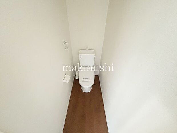 トイレトイレは1階と2階にあります。窓が有るので明るさを得て換気も出来ますね。