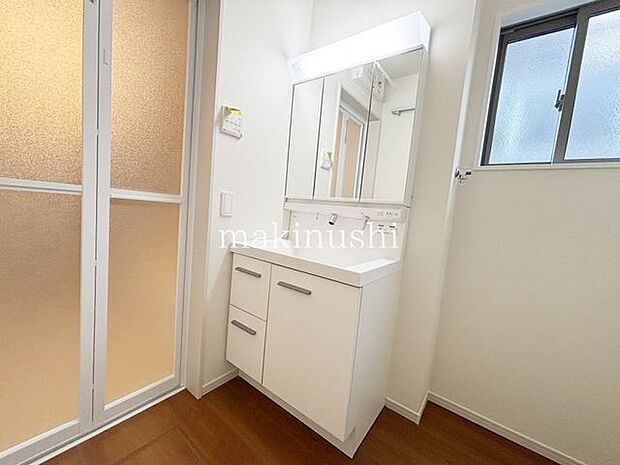 洗面化粧台3面鏡の洗面化粧台、収納豊富なので歯磨きセットや洗顔料などもスッキリ収納できます。