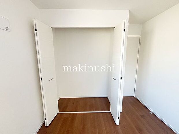 収納クローゼット有り、たくさんのお洋服も楽々収納できます。お洒落を楽しみたい方に嬉しいですね。