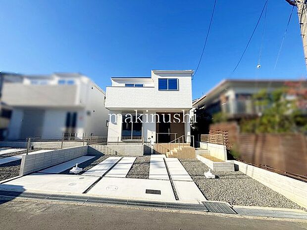 前面道路含む外観前面道路との高低差が無く、交通量も少ないので日々の車の出し入れも安心です。