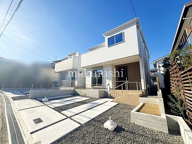 駐車場駐車2台可能、生活に車が必須の方におすすめです。