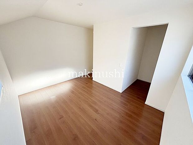 洋室木目のフローリングが暖かみのある室内。優しい色合いが心地良くくつろげる空間を創り出してくれます。