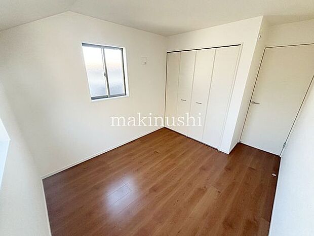 洋室白いクロスがシンプルな洋室はアレンジしやすいので住まう人のセンスの見せ所です。お気に入りのインテリアで個性を演出できます。