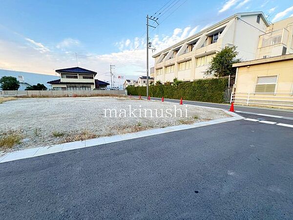 ■全13区画の分譲地■1区画40坪オーバーです■建築条件無し■平坦地です■近隣には関西スーパーやホームセンター、コンビニエンスストアがあり生活便利な立地条件となっております■