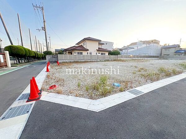 ■全13区画の分譲地■1区画40坪オーバーです■建築条件無し■平坦地です■近隣には関西スーパーやホームセンター、コンビニエンスストアがあり生活便利な立地条件となっております■