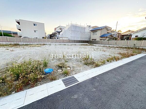 ■全13区画の分譲地■1区画40坪オーバーです■建築条件無し■平坦地です■近隣には関西スーパーやホームセンター、コンビニエンスストアがあり生活便利な立地条件となっております■