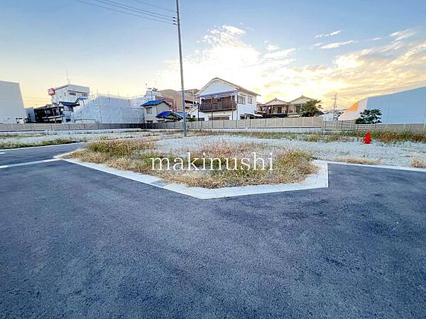 ■全13区画の分譲地■1区画40坪オーバーです■建築条件無し■平坦地です■近隣には関西スーパーやホームセンター、コンビニエンスストアがあり生活便利な立地条件となっております■