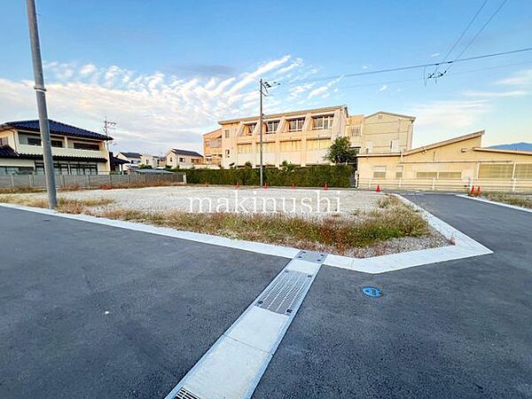 ■全13区画の分譲地■1区画40坪オーバーです■建築条件無し■平坦地です■近隣には関西スーパーやホームセンター、コンビニエンスストアがあり生活便利な立地条件となっております■