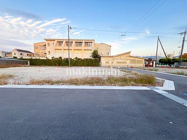 ■全13区画の分譲地■1区画40坪オーバーです■建築条件無し■平坦地です■近隣には関西スーパーやホームセンター、コンビニエンスストアがあり生活便利な立地条件となっております■