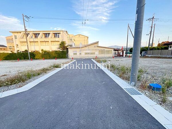 ■全13区画の分譲地■1区画40坪オーバーです■建築条件無し■平坦地です■近隣には関西スーパーやホームセンター、コンビニエンスストアがあり生活便利な立地条件となっております■
