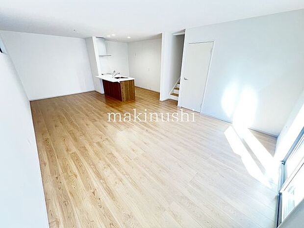 リビング陽光でリビングは陽だまりの暖かさ、爽やかな風も満喫できる心地よい空間です。