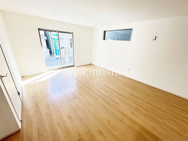 リビング窓が大きく明るいリビングです。ソファーやテレビ台が設置しやすいリビングです。