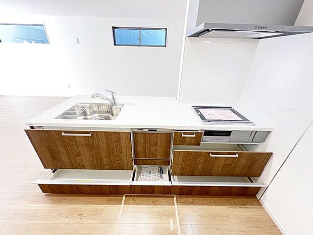 キッチンキッチンは後片付けおまかせの食洗機付き、余った時間は家族と過ごしたり、趣味の時間に使えます。