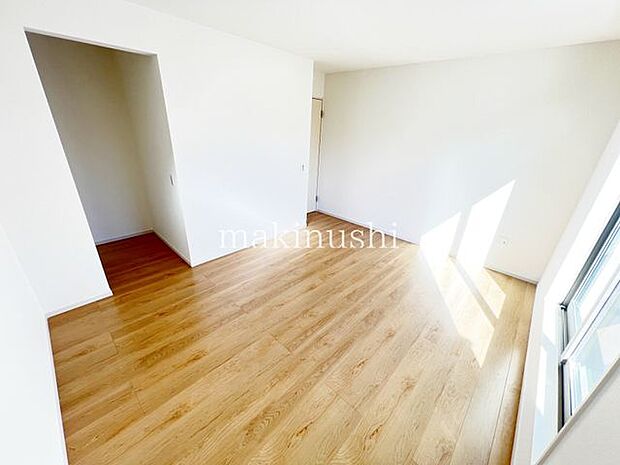 洋室約8.1帖ウォークインクローゼットがございます。収納スペースも十分！