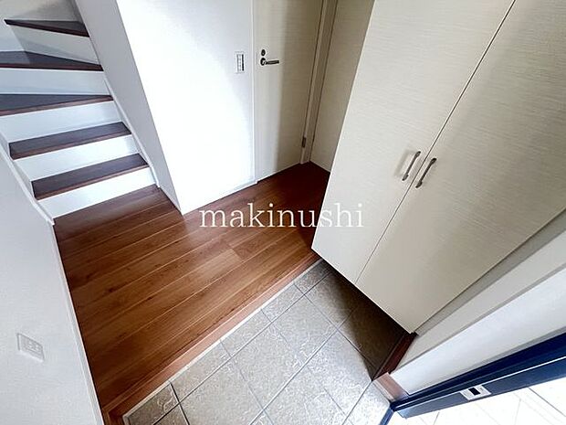 ・収納力のあるシューズボックスで玄関はスッキリ。鏡付きなので毎朝、身だしなみもチェックできますね。